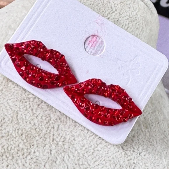Red Lip-Shaped Rhinestone Stud Earrings - Picture 5 of 10